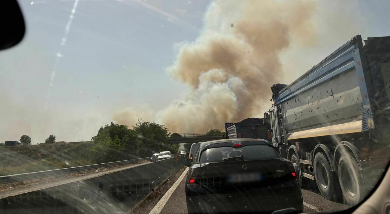 centinaia di auto in coda, temperature oltre i 42 gradi
