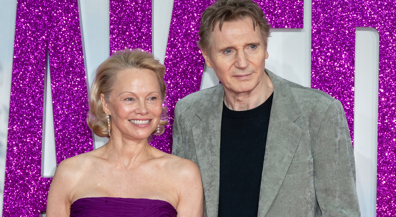 Pamela Anderson e Liam Neeson stanno insieme? Il bacio sul red carpet a Londra e le parole dell'attore: «Sono pazzo di lei»