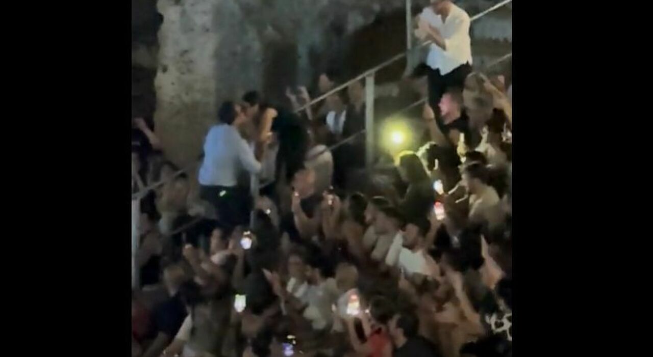 Giorgia, proposta di matrimonio al concerto. La cantante dà il cinque allo sposo: «Che bello l'anello, bravo m - Il Gazzettino