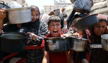 Gaza, dall'Egitto 100 camion di aiuti con 1.200 tonnellate di cibo. La risposta alla crisi umanitaria