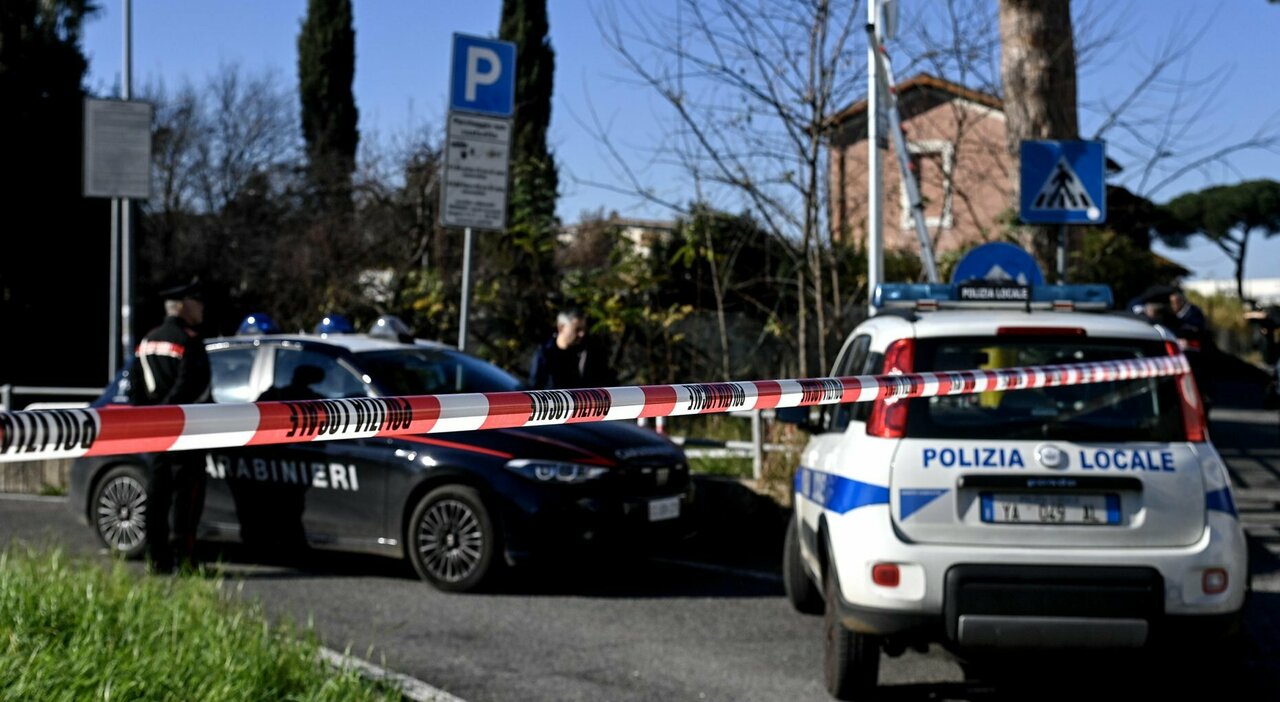 Roma, spari in strada a Cinecittà: un ferito. L'uomo caricato in macchina e portato in ospedale da due persone - Il Messaggero