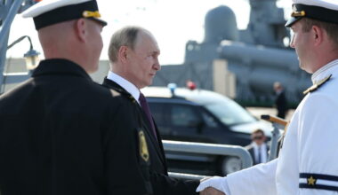 Putin arriva in motoscafo, l