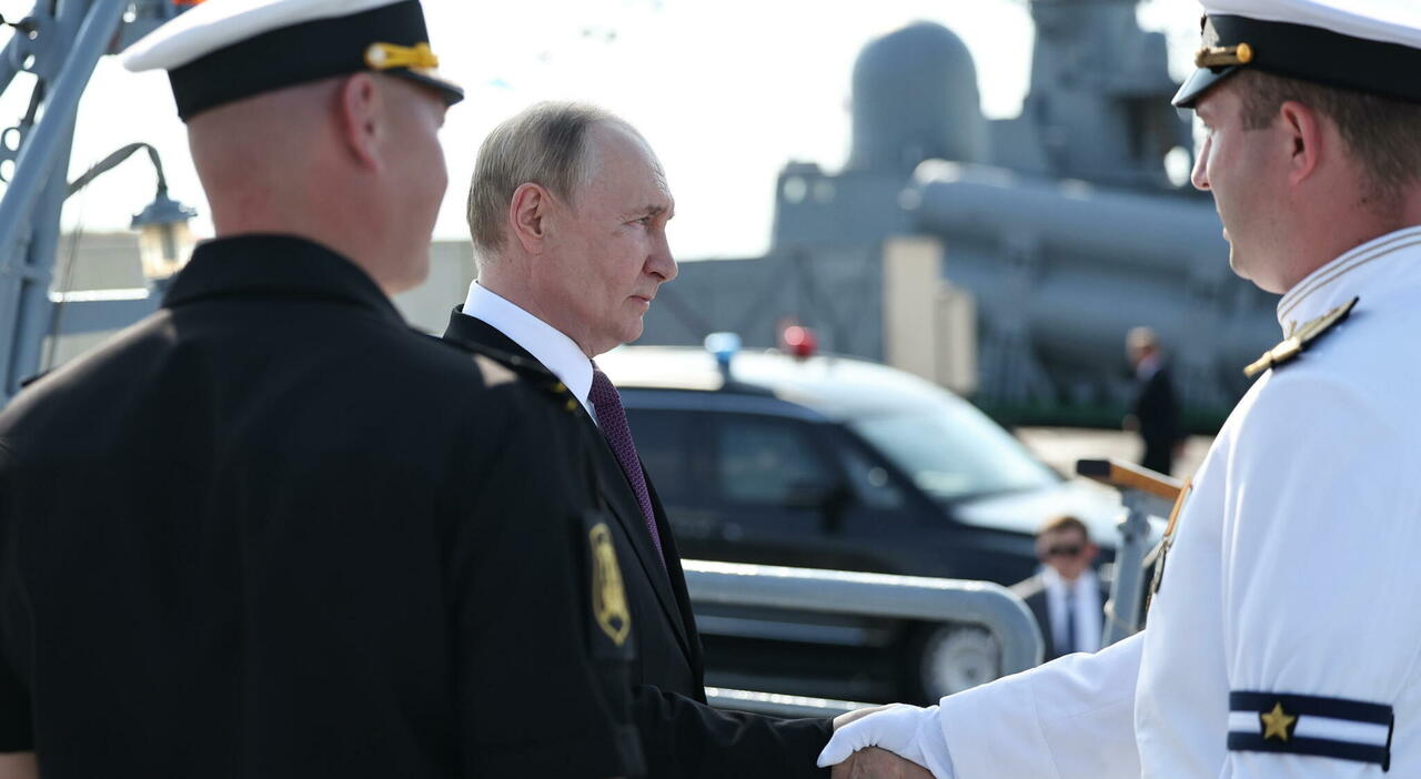 Putin arriva in motoscafo, l
