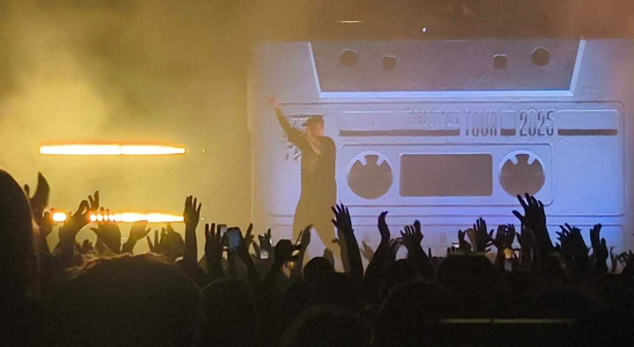 Fabri Fibra in concerto a Majano tra hit storiche, provocazioni e adrenalina