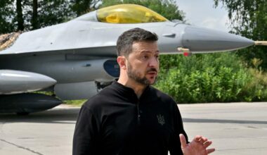 Ucraina, la strategia segreta per tenere i caccia F-16 al sicuro dagli attacchi russi: continuo movimento e località imprevedibili. La lezione per la Nato