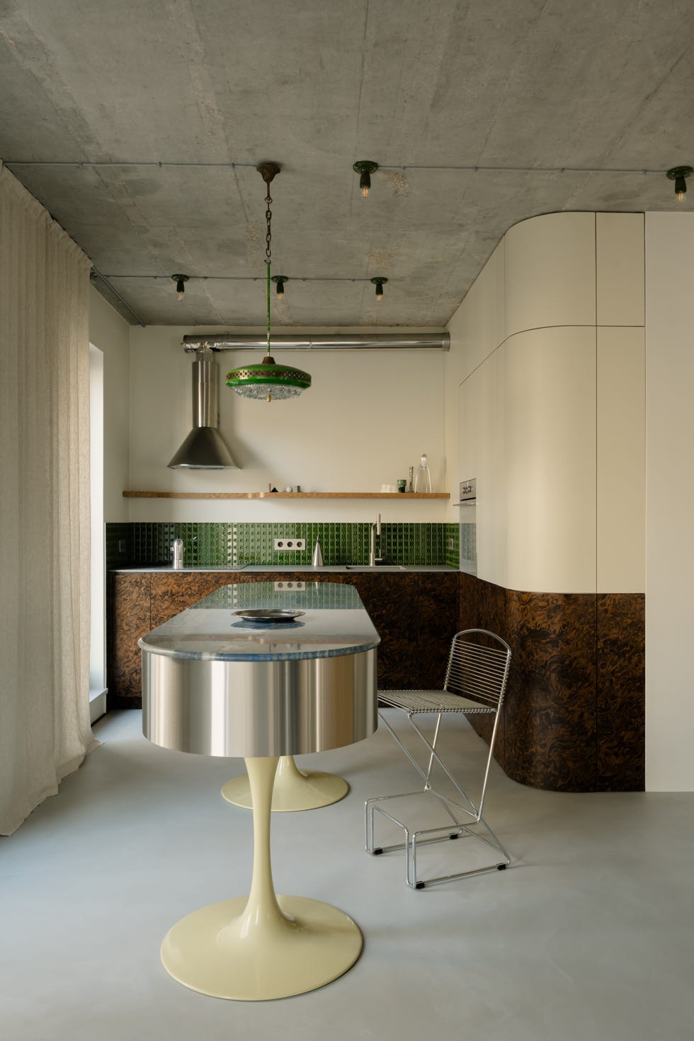 maximalista, masculino, con mobiliario curvo y para un propietario sexagenario, este apartamento de 75 metros lo tiene todo