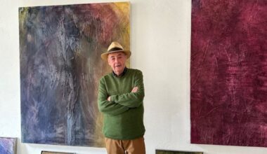 Jorg Hofer davanti alle sue opere. Foto Maria Tatsos