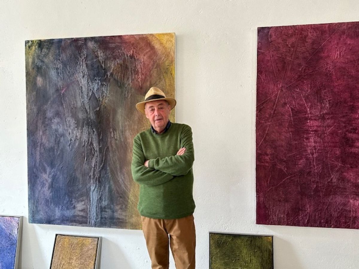 Jorg Hofer davanti alle sue opere. Foto Maria Tatsos