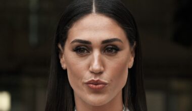 Cecilia Rodriguez, il costume premaman è seducente, la fantasia floreale e i cut out