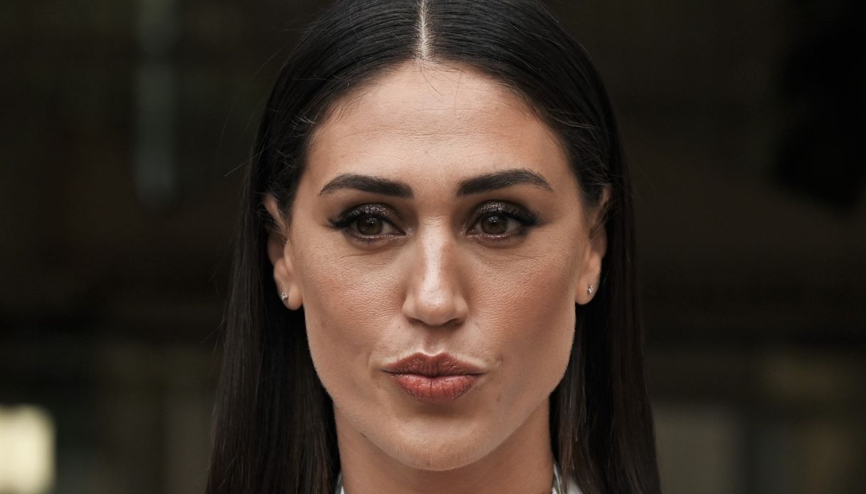 Cecilia Rodriguez, il costume premaman è seducente, la fantasia floreale e i cut out