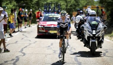 Tour de France 2025, Enric Mas abbandona a causa di un dolore al ginocchio