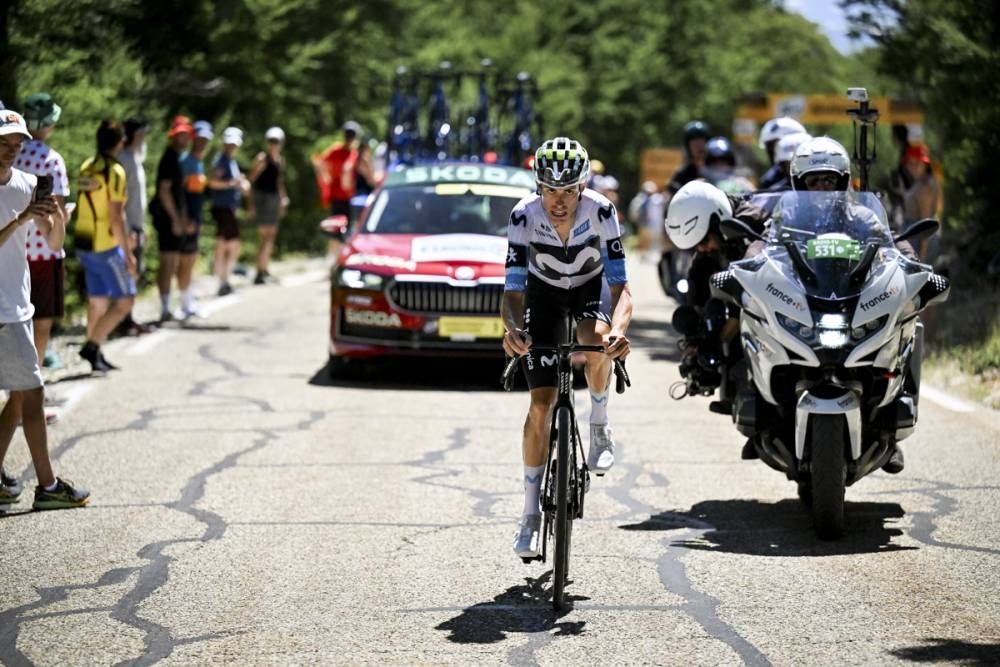 Tour de France 2025, Enric Mas abbandona a causa di un dolore al ginocchio