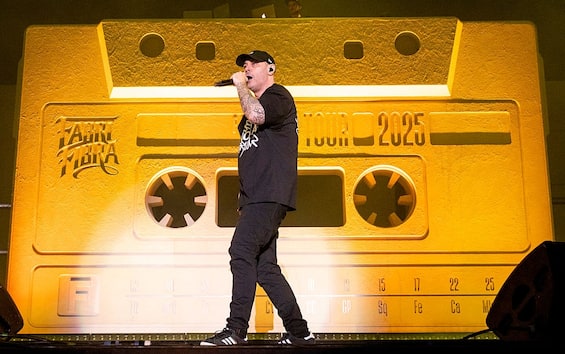 Fabri Fibra, l’outsider che ha rivoluzionato il rap italiano: il racconto di Michele Monina