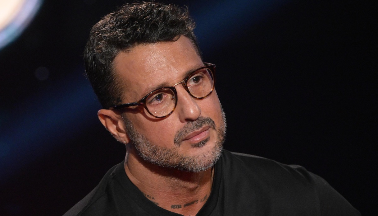 Fabrizio Corona si racconta, tra mito e bugie: punge un'ex fidanzata