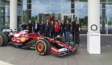 F1, Ferrari con Vasseur e Zhou in visita alla Brembo per 50 anni nel Motorsport | Sky Sport