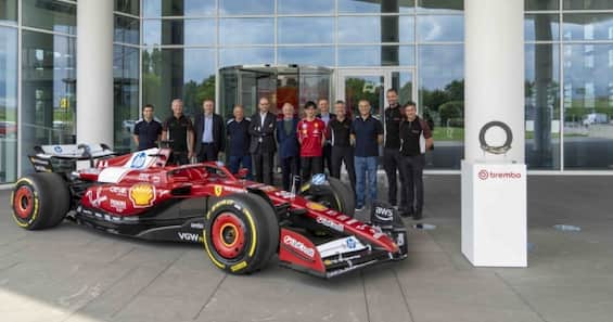 F1, Ferrari con Vasseur e Zhou in visita alla Brembo per 50 anni nel Motorsport | Sky Sport