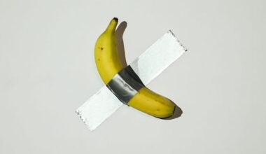 La banana di Cattelan è stata mangiata di nuovo: valeva 6 mln di dollari
