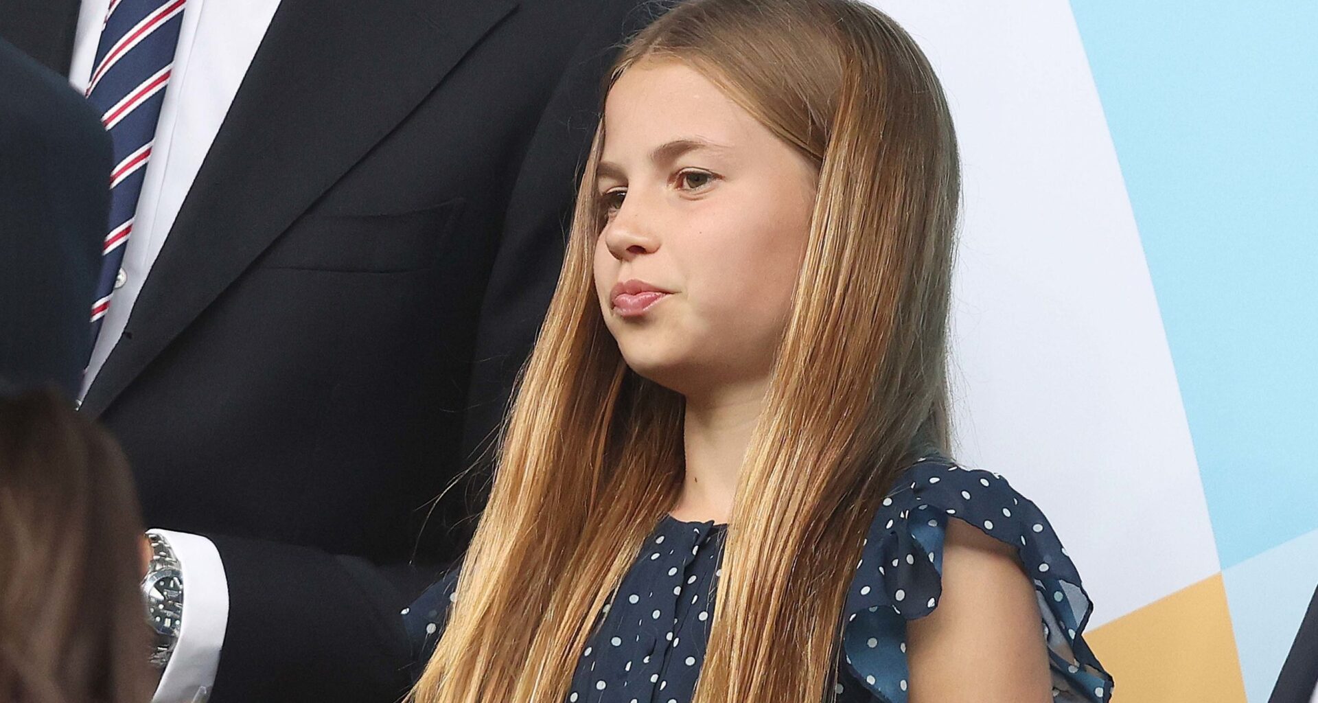 La principessa Charlotte ha il suo abito portafortuna per andare allo stadio (ed è anche un omaggio a mamma Kate e nonna Diana)