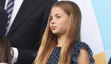 La principessa Charlotte ha il suo abito portafortuna per andare allo stadio (ed è anche un omaggio a mamma Kate e nonna Diana)
