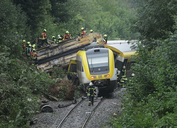 Germania, deraglia treno con 100 passeggeri: almeno 4 morti
