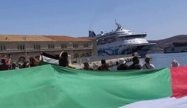Grecia, manifestanti pro-Pal impediscono sbarco crociera israeliana: nave cambia rotta e va a Cipro