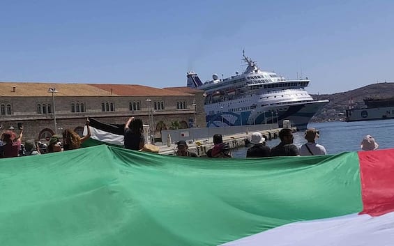 Grecia, manifestanti pro-Pal impediscono sbarco crociera israeliana: nave cambia rotta e va a Cipro