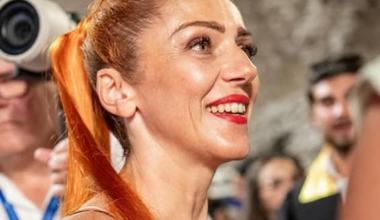 La fisica quantistica Gabriella Greison madrina a cerimonia a Taormina: insultata per la scollatura