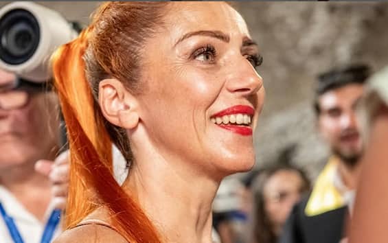 La fisica quantistica Gabriella Greison madrina a cerimonia a Taormina: insultata per la scollatura