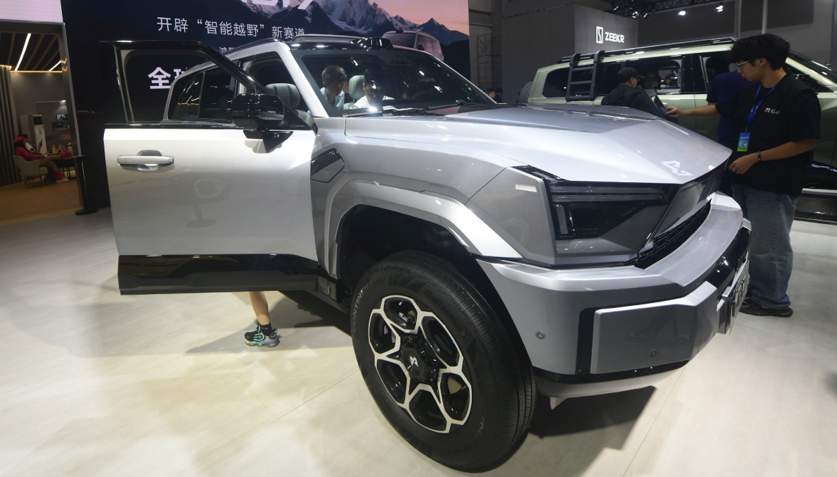 10.000 auto vendute in un’ora, il SUV cinese da 912 CV fa tremare Tesla e l’Europa