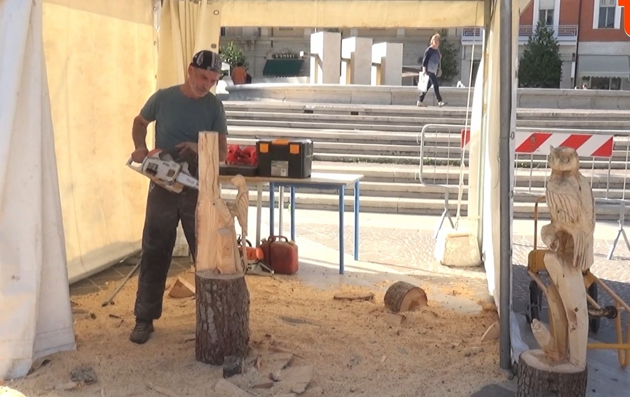 L’artista Bruno Malvaso, con le sue sculture in legno fatte con la motosega, incanta la Settimana Marsicana – Terre Marsicane