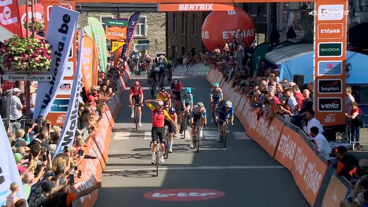 Giro di Vallonia 2025, l'attaccante Clément Izquierdo anticipa di poco Corbin Strong, 3° Lorenzo Milesi - Il neozelandese conquista la corsa