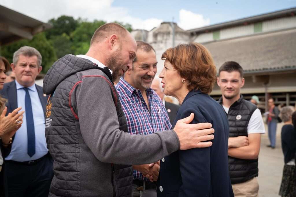 La ministre annie genevard en visite à un élévage en savoie, le 24 juillet 2025 (c) préfecture de savoie