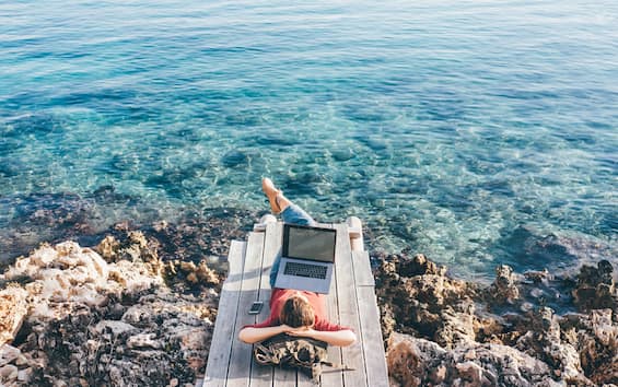 Out of Office Anxiety, perché in molti fanno fatica a staccare dal lavoro in vacanza