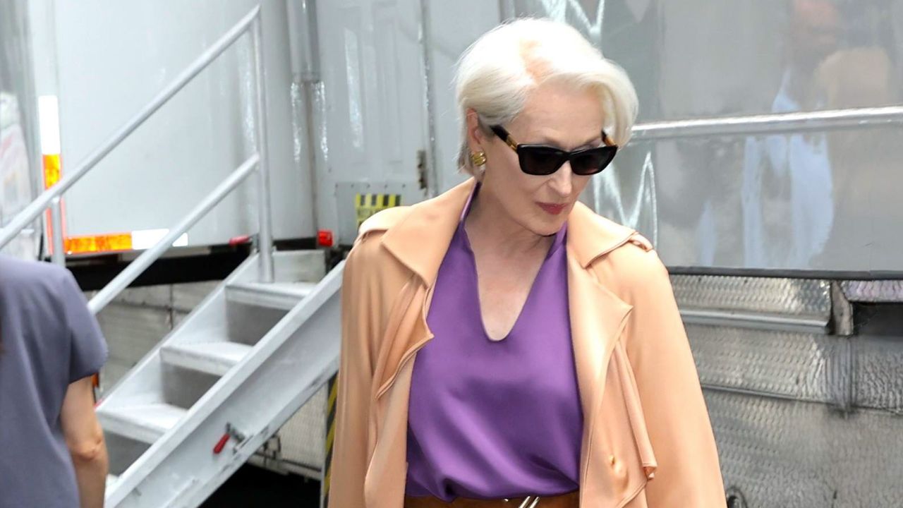 Miranda Priestly è tornata: in Il diavolo veste Prada 2 è ancora la fashion Lady boss del film. Svelato il primo look