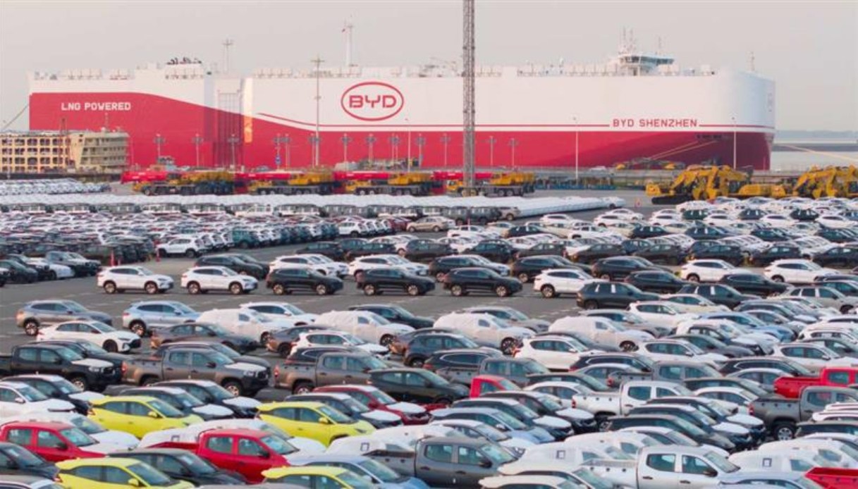 La nave di BYD arriva a Livorno e scarica un numero record di auto elettriche