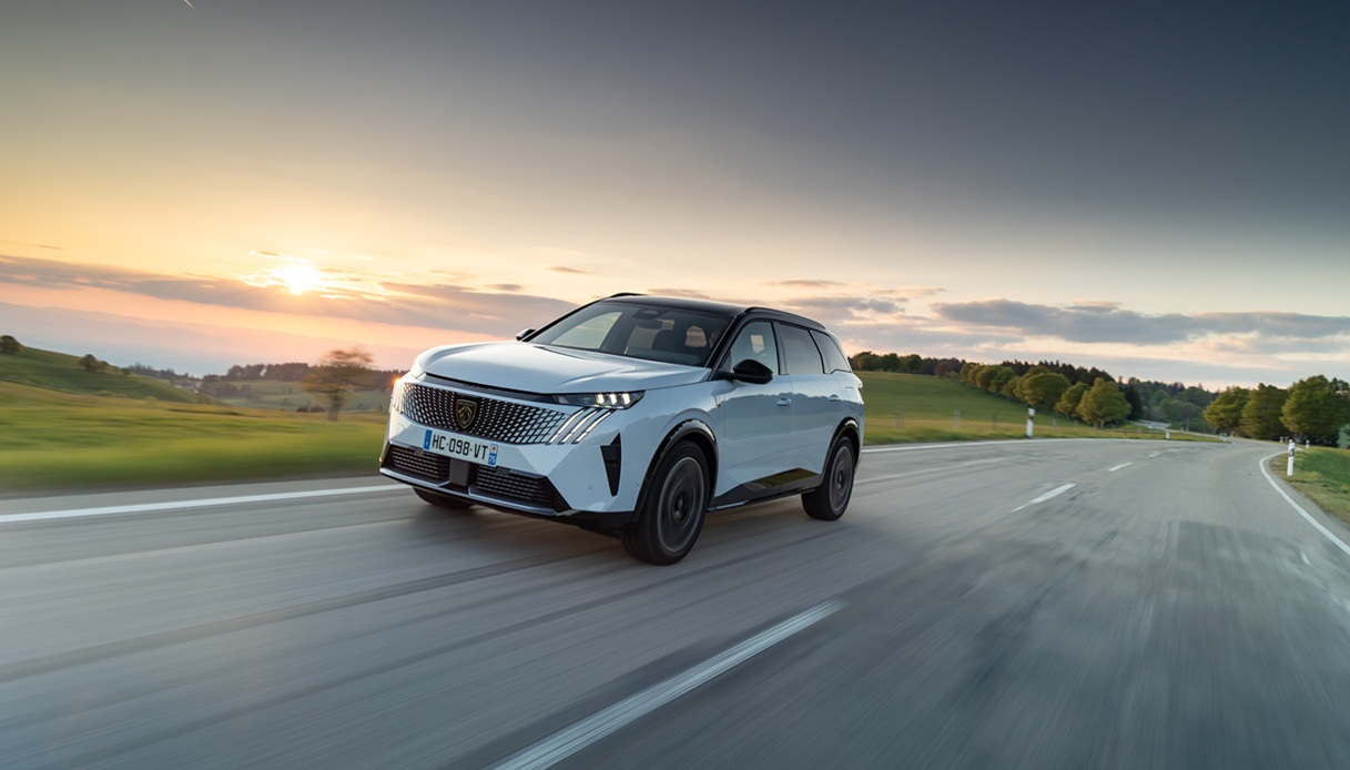 Peugeot E-5008, arriva la nuova motorizzazione Dual Motor: prezzo e caratteristiche