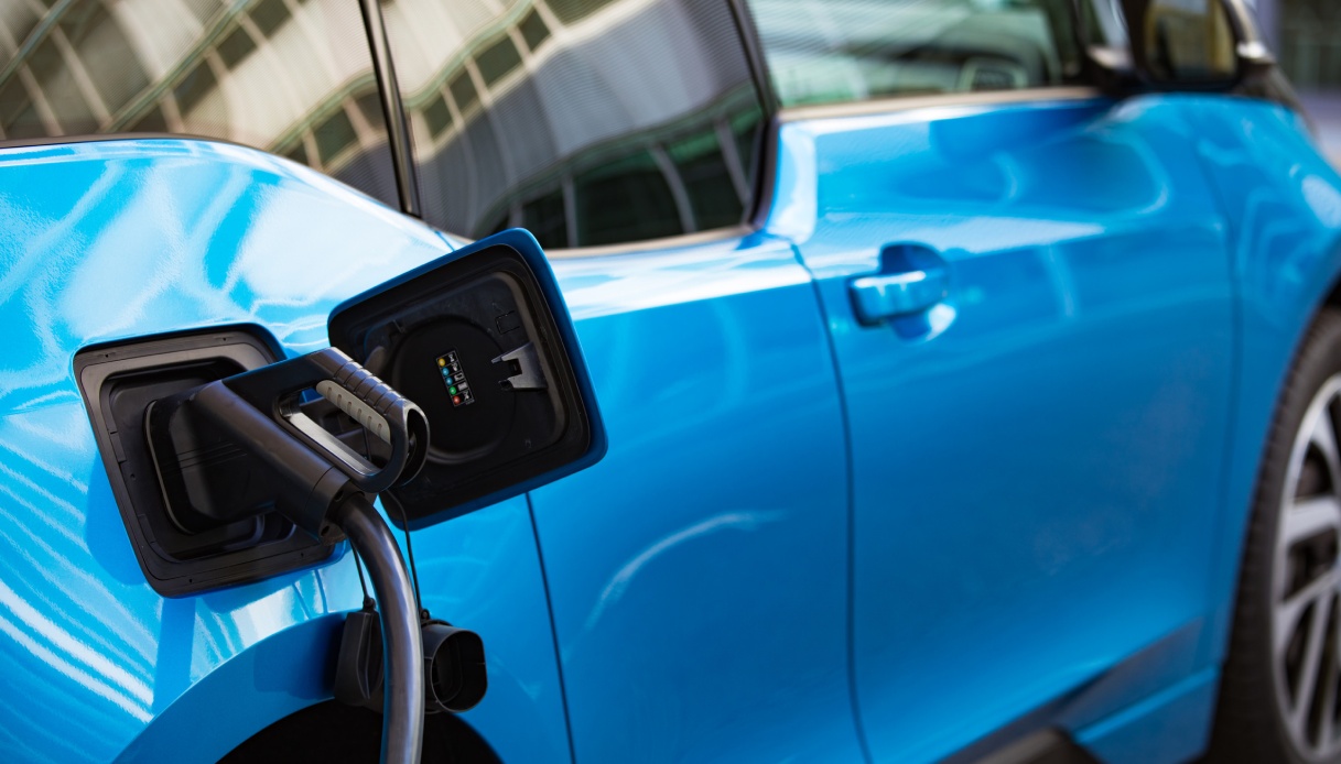 Addio ansia da ricarica arriva la "tanica" per le emergenze. Ma il prezzo? Folle