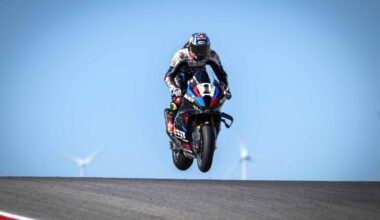 Toprak Razgatlioglu in sella alla BMW SBK 2025 affronta un dosso con entrambe le ruote sollevate da terra durante la gara