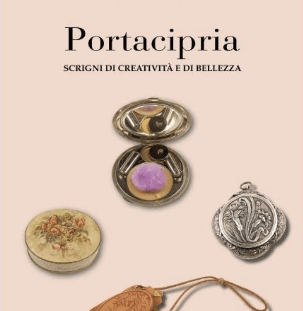 Ha collezionato 800 portacipria, ne parla a Cavalese
