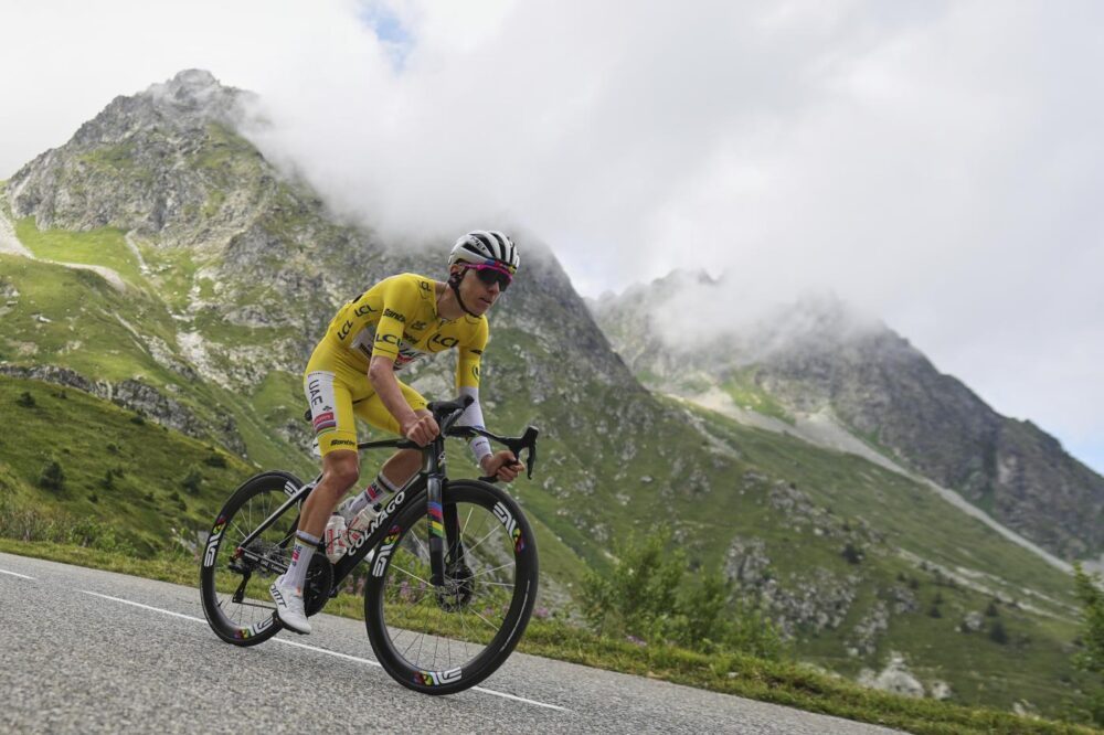 Arensman firma il bis sulle Alpi! L'olandese va in fuga e batte Vingegaard e Pogacar
