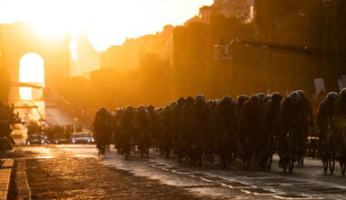 Tour de France 2025, piove sul circuito finale: i tempi saranno presi al quarto passaggio sul traguardo