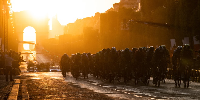 Tour de France 2025, piove sul circuito finale: i tempi saranno presi al quarto passaggio sul traguardo