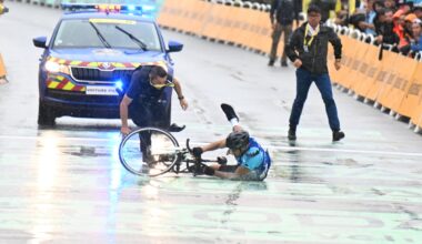 Tour de France 2025, un uomo in bici è riuscito a entrare sul percorso poco prima dell'arrivo del gruppo prima di essere fermato (Video)