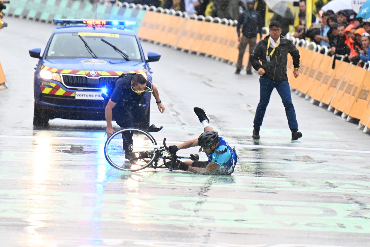 Tour de France 2025, un uomo in bici è riuscito a entrare sul percorso poco prima dell'arrivo del gruppo prima di essere fermato (Video)