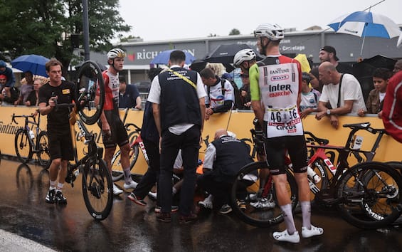 Tour, caduta nella 17^ tappa: Girmay-Merlier out