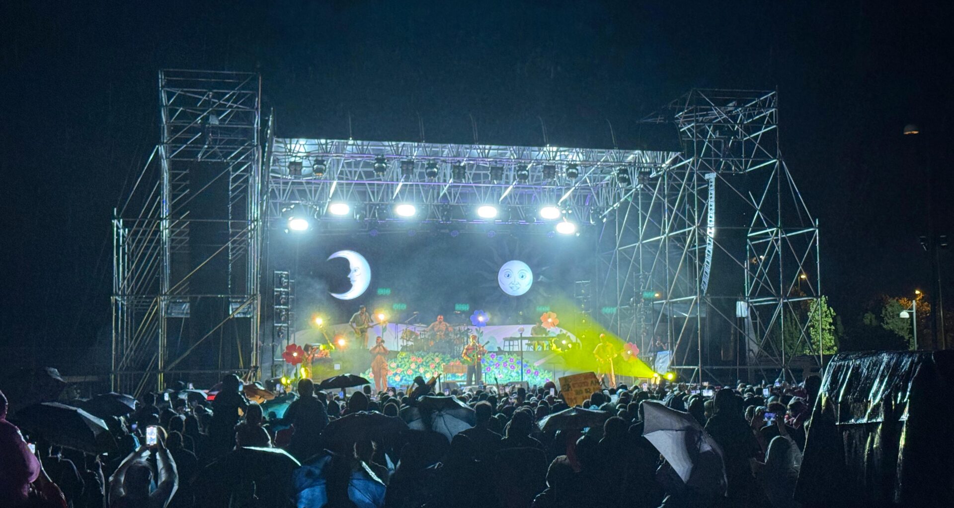 Copertina per «Non so chi ha creato il mondo ma so che era innamorato!», in 2500 a Casa Rossa Arena per Alfa