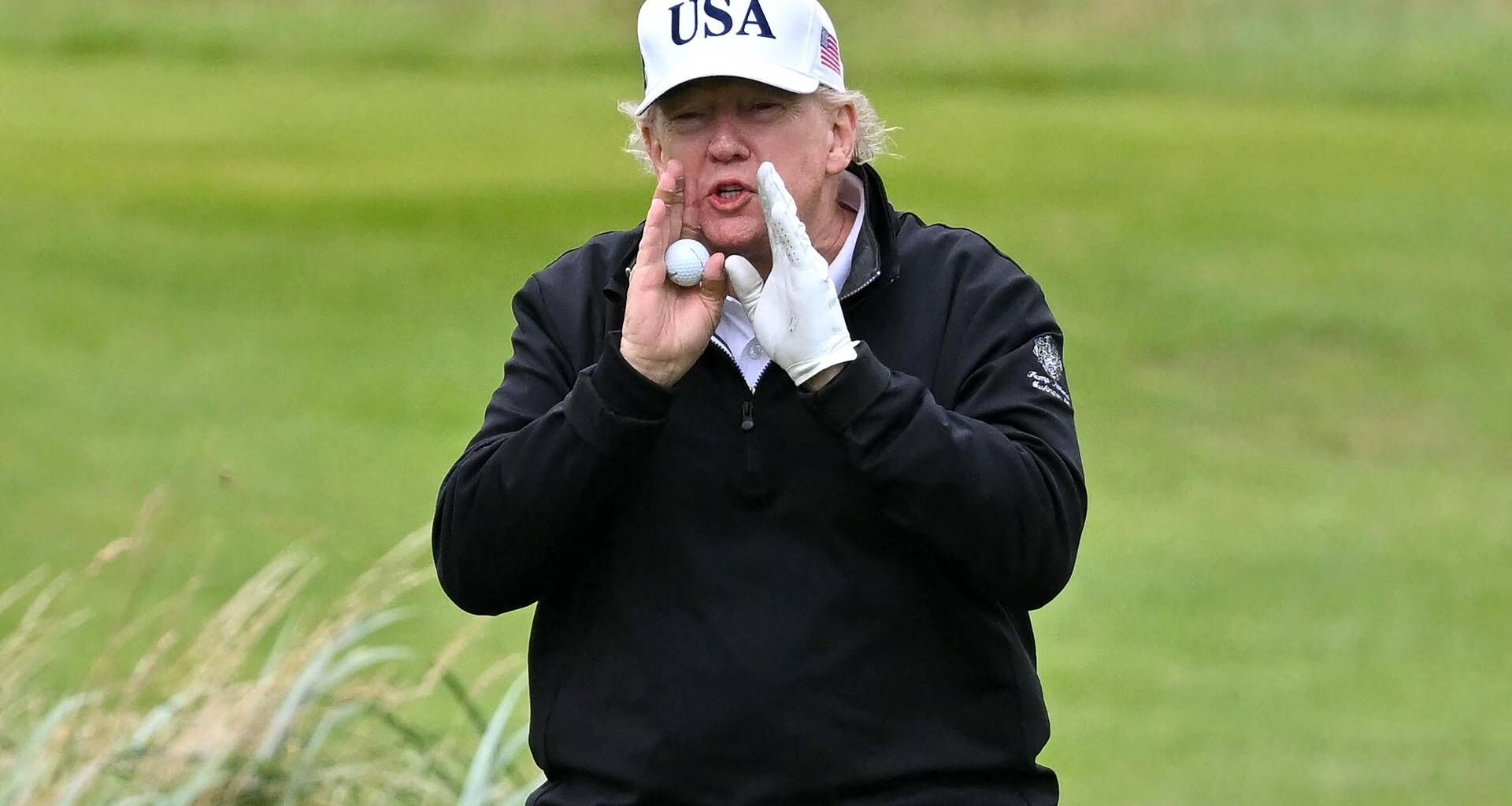 Trump bara a golf? Un video 'accusa' il presidente Usa