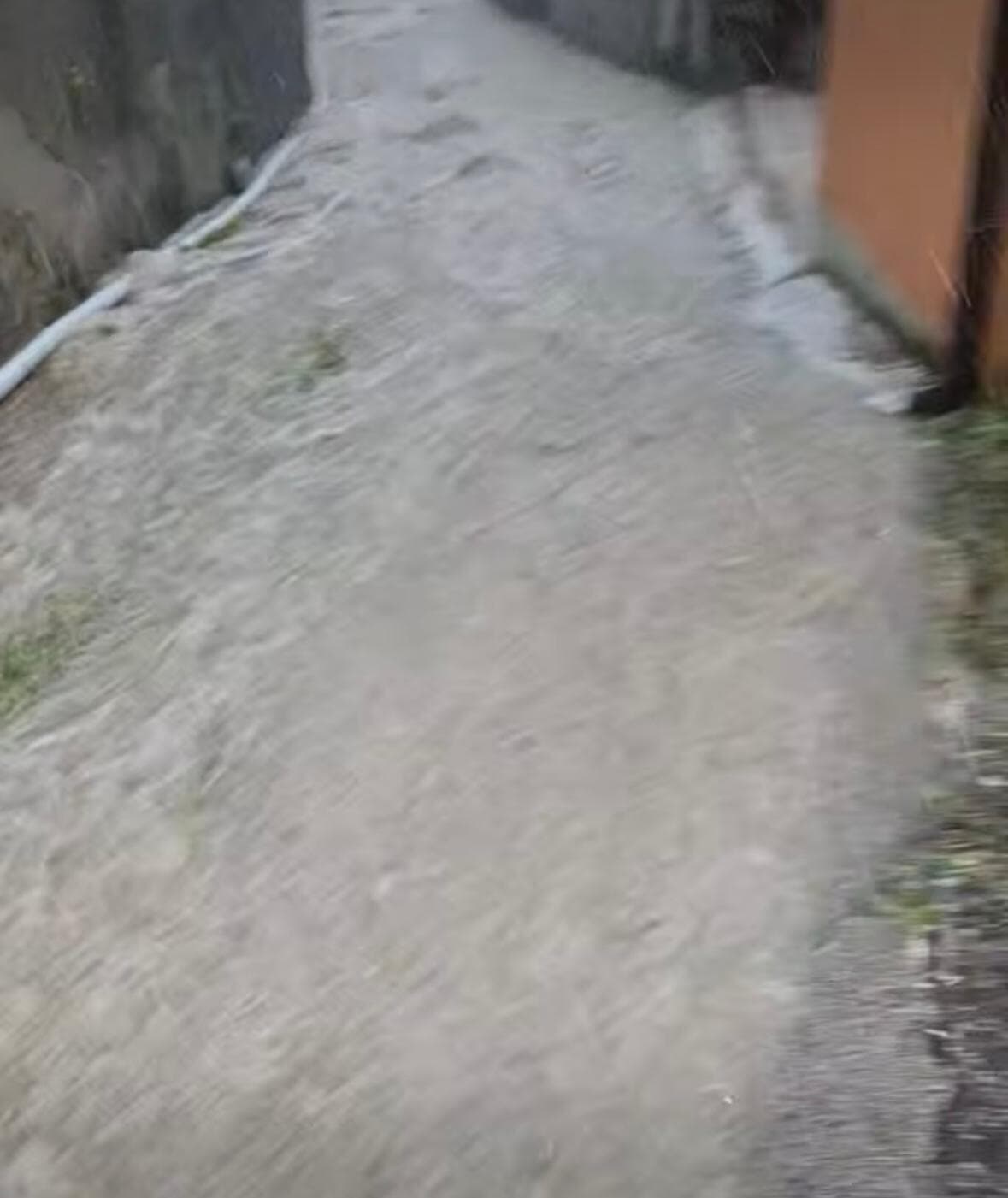 Allagamenti e disagi a Calolziocorte, via ai Colli (immagine da Facebook - gruppo Sei di Calolzio se).