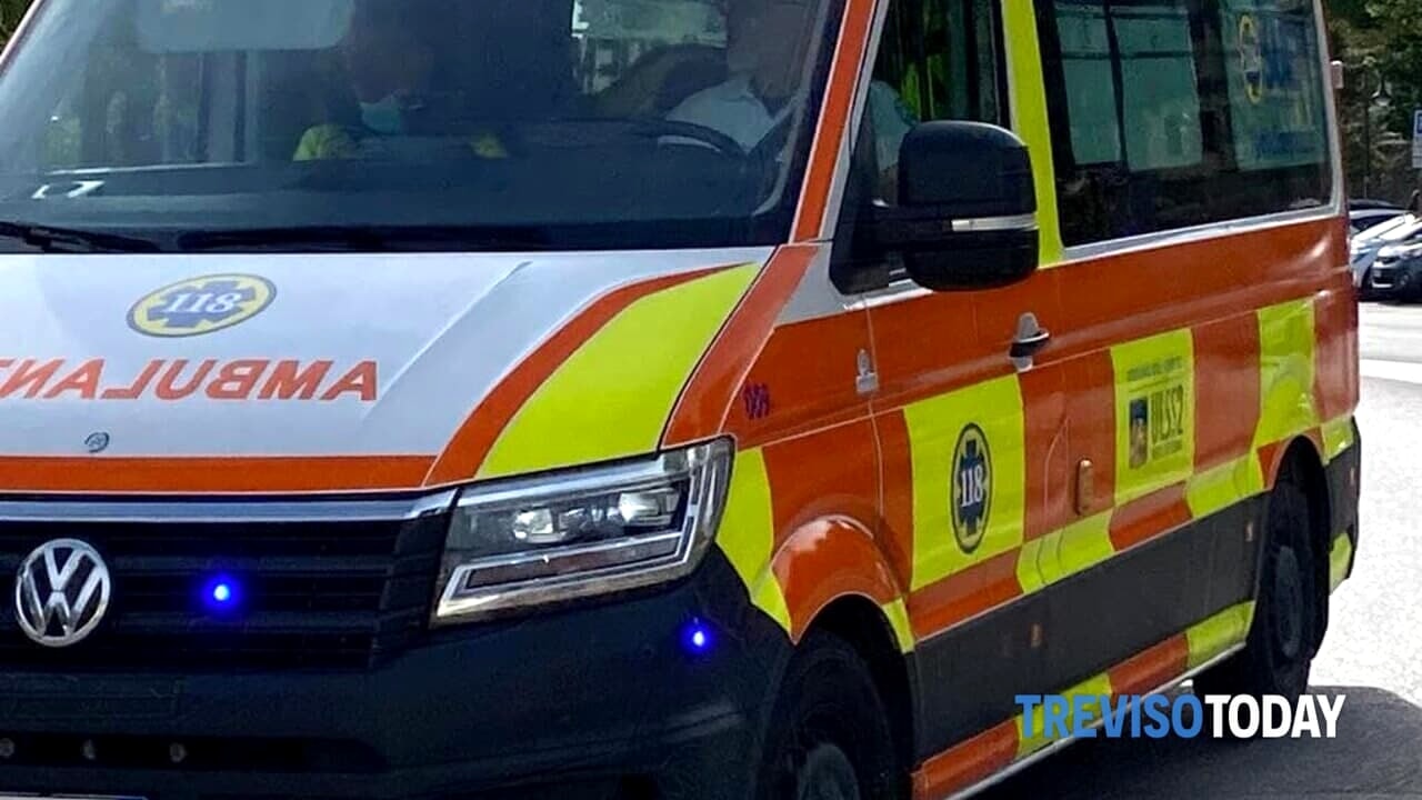 Malore alla guida, automobilista urta ciclista e muore