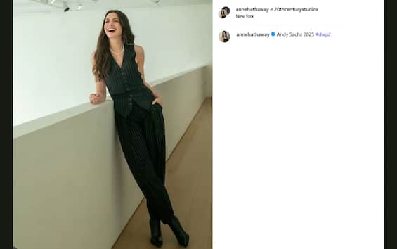 Il Diavolo veste Prada 2, la prima foto di Anne Hathaway nei panni di Andy Sachs